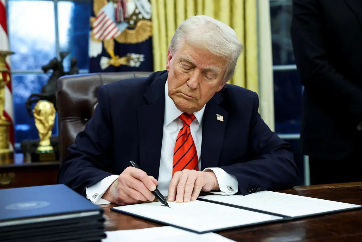 Tổng thống Mỹ Donald Trump ký tên
