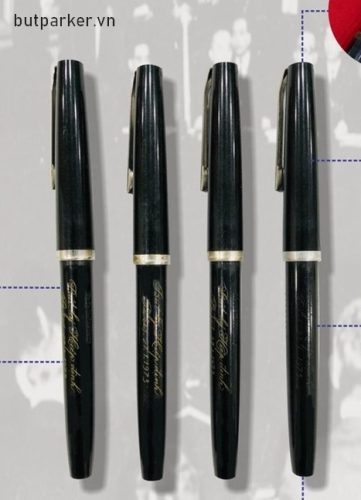 Hình ảnh bộ bút ký dùng để kết Hiệp định Paris năm 1973