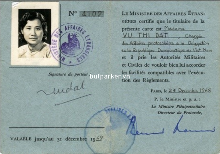 Thẻ lễ tân tham dự Hội nghị Paris của bà Vũ Thị Đạt